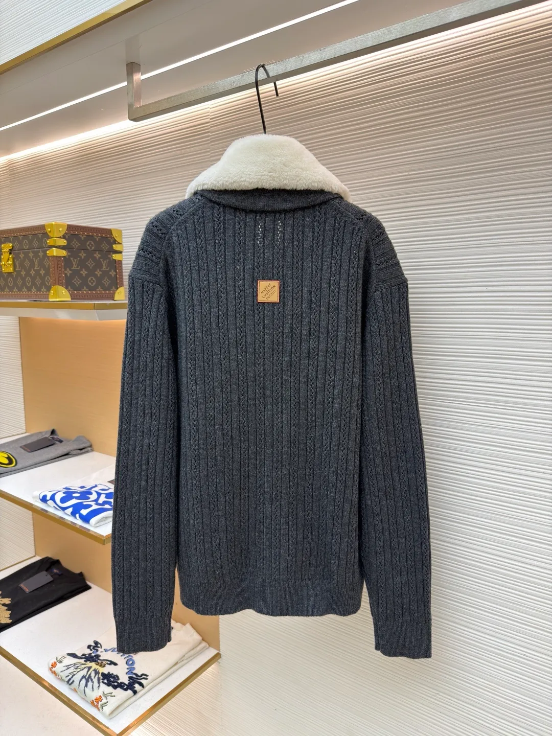 LOUIS VUITTON Cashmere Wool Zipper Tunic Jacket ●Original version: Purchased and developed by 46989 ●Item number: 1682189-C00 ●Fabric: wool blended fabric ●Technology: knitted ●Color: gray ●Version: fitted version ●Weight: about 855 grams ●Size: S-M-L-XL ●Description: This LOUIS VUITTON FW25 cashmere wool zippered belted jacket. The fabric is made of rare cashmere and merino wool blended. It has been combed to remove impurities. It is knitted with 16-needle fine gauge to create a three-dimensional vertical pit stripe texture. The pit stripes are accurately positioned by a computer jacquard machine, with even spacing and a strong three-dimensional effect. The collar is made of high-quality mink fur, which is trimmed and shaped by hand. The fur is fluffy and smooth. It is decorated with metal buckles and leather patches. The leather patches are vegetable tanned, with a delicate texture and wear resistance. The placket has a custom-made metal zipper with electroplated and polished teeth. The zipper and body are fixed by hand caulking, and the stitching is hidden and firm. The waist girdle structure uses built-in elastic webbing, combined with ergonomic three-dimensional tailoring. The cuffs and hem are designed with ribbed edges and are pre-shrunk at high temperatures to prevent them from loosening. The overall sewing has gone through multiple quality control processes. From fabric weaving to detail assembly, the brand's strict craftsmanship standards are followed, showing the quality of luxury craftsmanship. The overall wiring is straight and delicate, the fabric is comfortable and soft, and the color is consistent without color difference. It can be matched with the same style to create a fashionable look and control various occasions. Customized accessories, complete with three standards, same style for men and women!